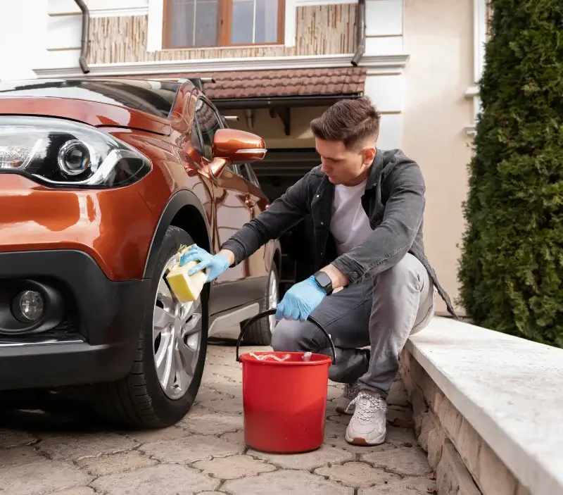 Lavage auto à domicile San-Giovanni-di-Moriani : professionnel intervenant sur un véhicule